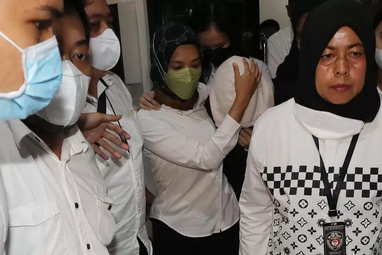 Polisi menahan Agnes Gracia alias AG usai diperiksa selama enam jam dan setelah statusnya berubah menjadi pelaku penganiayaan David bersama kekasihnya Mario Dandi. AG resmi ditahan di LPKS Rabu, 8 Maret 2023, alasan dia perlu pendampingan karena kedua orang tua sakit. 