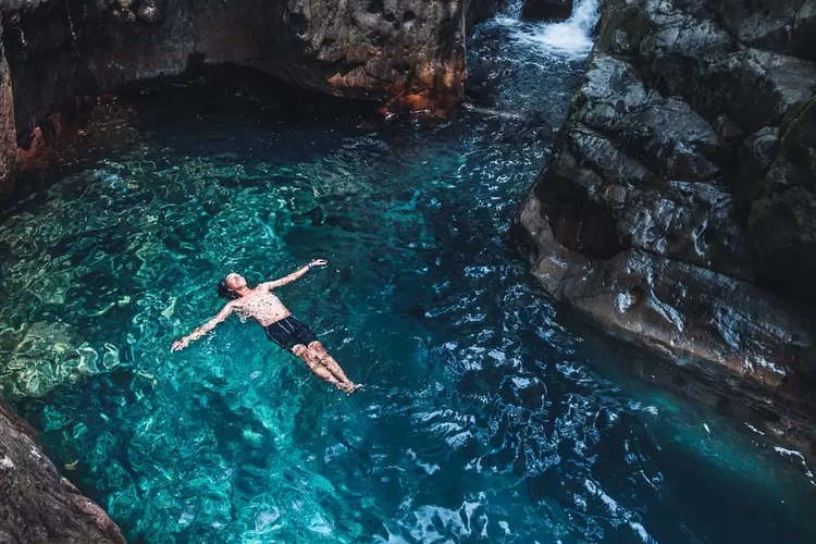 Curug Leuwi Lieuk salah satu tempat wisata murah yang harus dikunjungi sobat Depok. (WisataInfo)