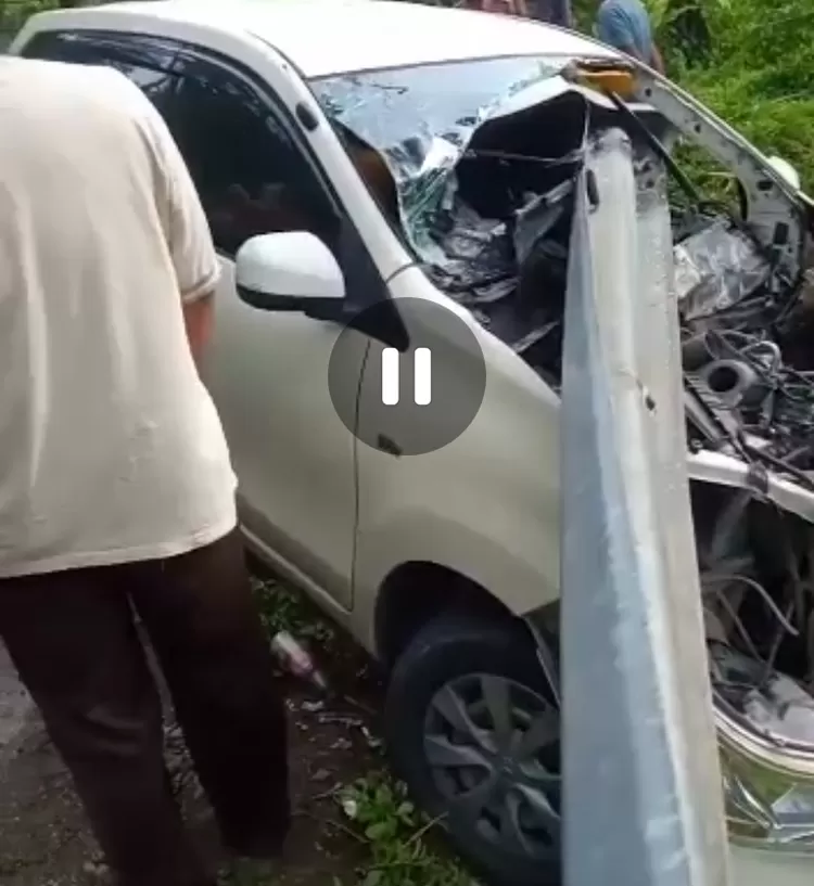 BreakingNews: Dramatis, Minibus Tabrak Pembatas Jalan Tembus Kaca Depan di Solok Selatan/Tangkapan Layar