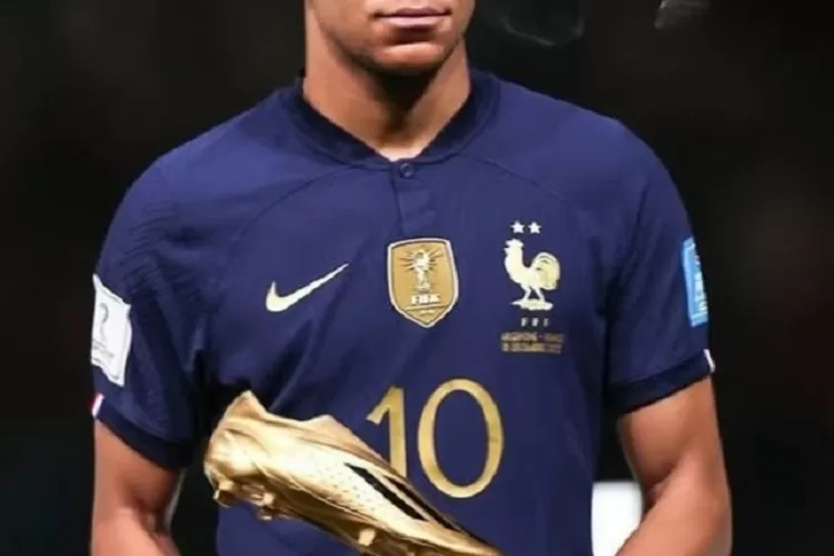 Mbappe saat menerima award sepatu emas sebagai pencetak gol terbanyak di final piala dunia, Ahad (18/12) waktu Qatar. (Instagram @kateliveskylan)