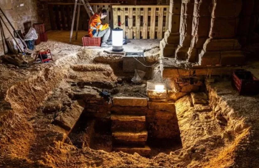 Ruang tersembunyi di bawah Gereja Saint-Philibert di Dijon, Perancis. 