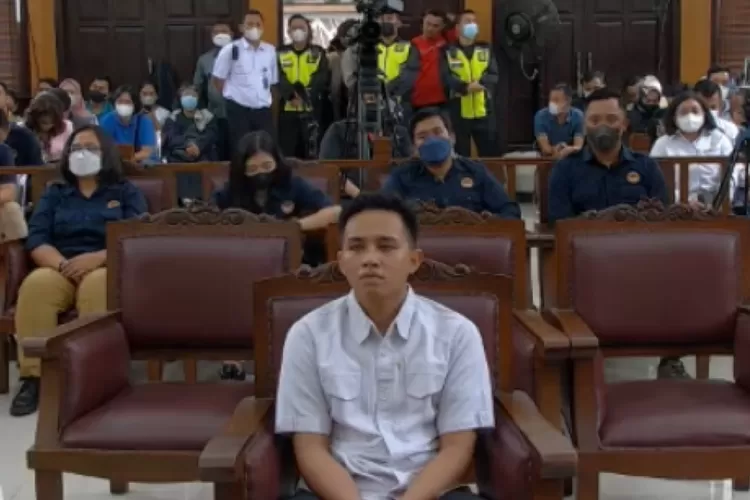 Breaking News! Bharada E Divonis 1 Tahun 6 Bulan Penjara (Gorajuara.com/dok: Tangkapan Layar YouTube PN Jakarta Selatan)