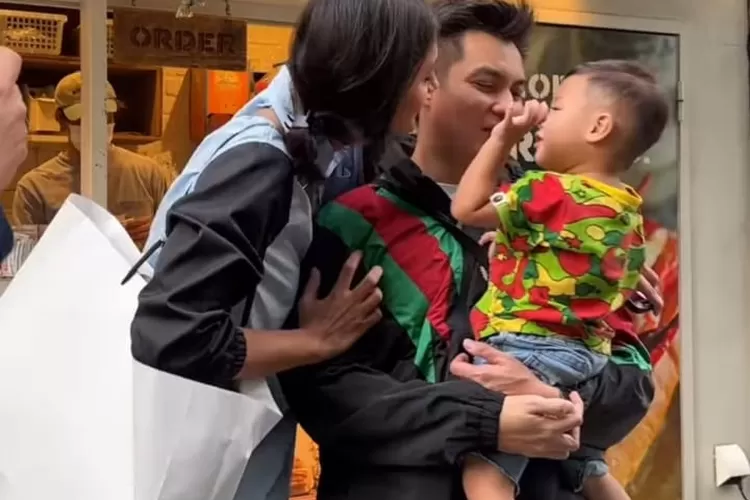 Baim Wong diinfokan batal naik haji tahun ini. Melalui instagramnya, artis ini mengunggah video kebersamaan dengan istri dan anaknya. Mungkin ini hikmahnya dia batal naik haji. (tangkapan layar instagram @baimwong)