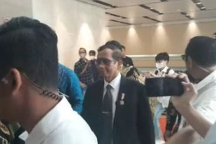 Potret mahfud Md yang tiba di gedung DPR (Bogor times/pikiran rakyat.com)