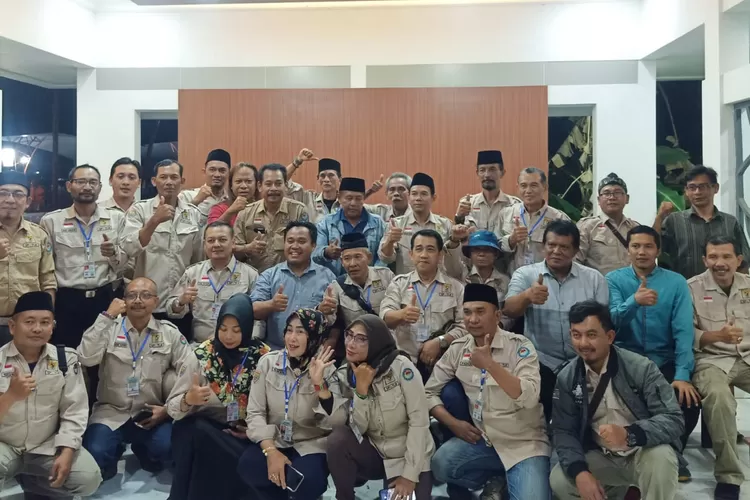 Bacabup Batang Toni Triyanto dan Staf Khusus Menteri Tenaga Kerja RI, Caswiyono Rusydie Cakrawangsa, foto bersama dengan pengurus SPTLB. (Foto: dok)