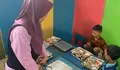 Program Makan Bergizi Gratis di Rembang: Anak SD Antusias Nikmati Menu Lele dan Buah Segar