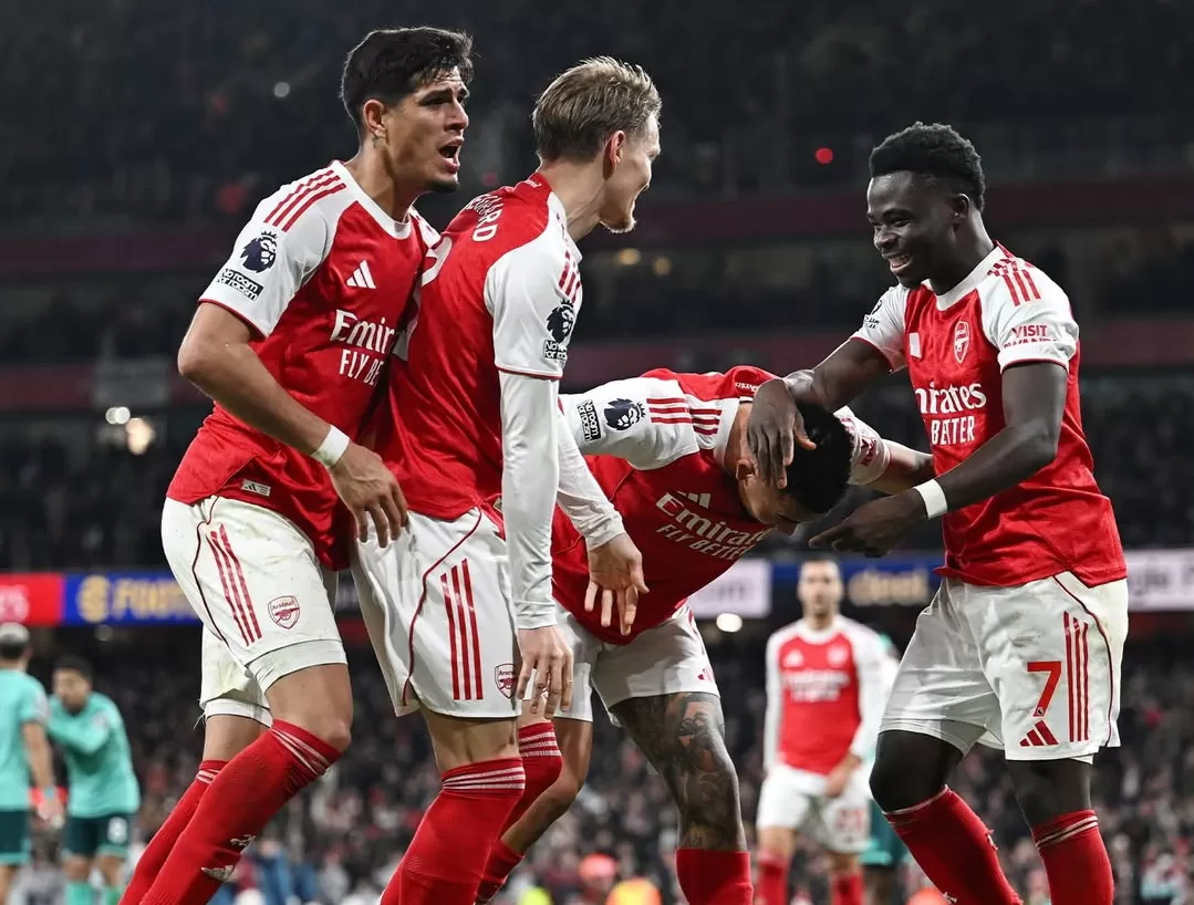 Dua gol bunuh diri Wolves membantu Arsenal meraih kemenangan dramatis dan mempertahankan puncak klasemen. (Foto: Instagram @arsenal)