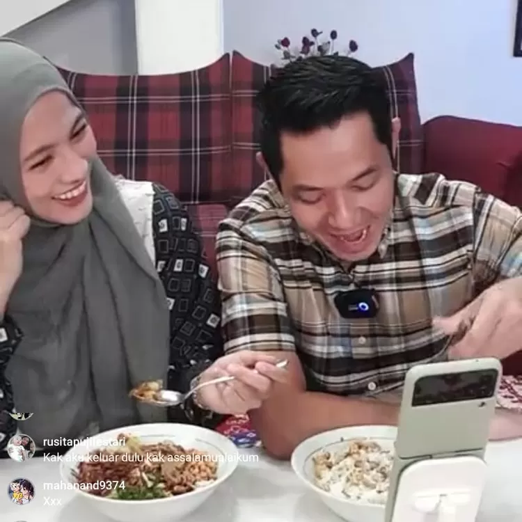 Alyssa Soebandono dan dude Harlino &nbsp;menikmati bubur ayam sambil sapa netizen