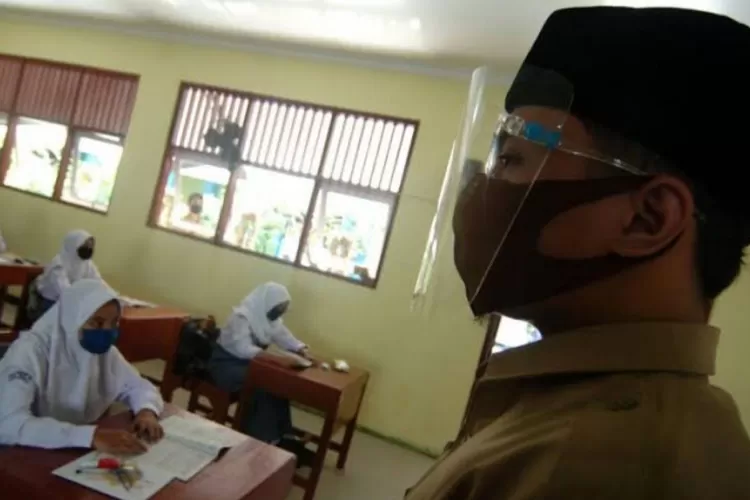 Arsip Foto. Pembelajaran tatap muka dengan menerapkan protokol kesehatan untuk mencegah penularan COVID-19 di sekolah di Semarang, Jawa Tengah.  (ANTARA)
