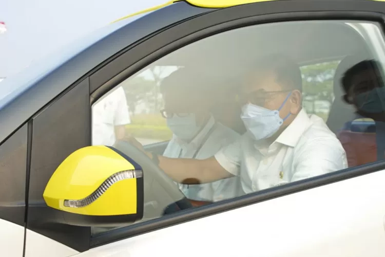 Kepala Staf Kepresidenan (KSP) Moeldoko melakukan uji coba mengendarai mobil listrik saat melakukan kunjungan ke PAbrik Wuling Motors di Kawasan Greenland International Industrial Center (GIIC) di Cikarang, Jawa Barat pada Selasa (24/8). (ANTARA/HO-Kantor Staf Presiden)