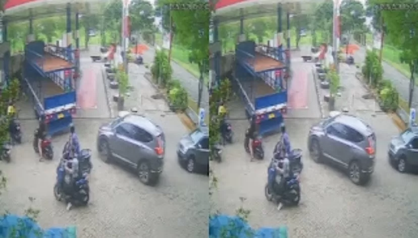 Tangkapan layar sebuah truk menyenggol sepeda motor di SPBU di kawasan Harapan Indah.