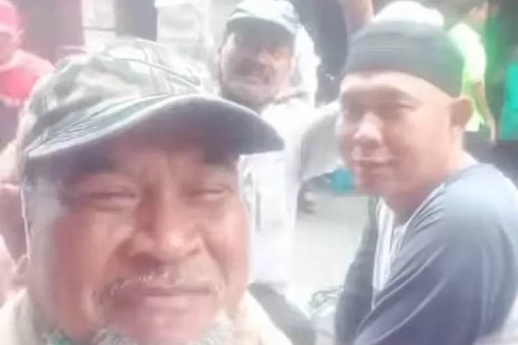 Video viral sarkas bapak bapak di Cirebon sindir BBM naik. Foto/Istimewa. (Foto/Istimewa.)
