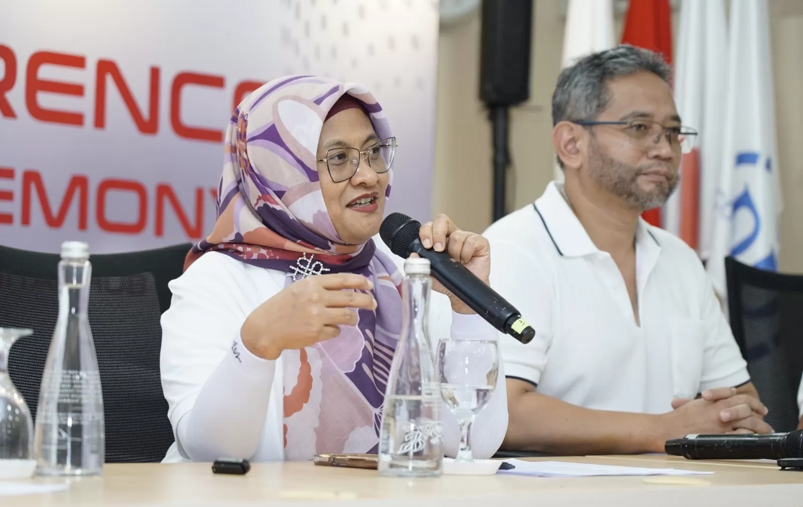 Direktur Utama Telkom Indonesia Dian Siswarini saat memberikan paparan pada sesi Press Conference Topping Off Ceremony &ldquo;Powering AI Connectivity: Batam Digital Hub&rdquo; di kawasan industri Kabil, Batam,