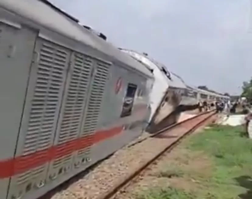 Kereta Purwojaya (KA 58F) rute Gambir&ndash;Cilacap yang mengalami anjlokan di Bekasi.