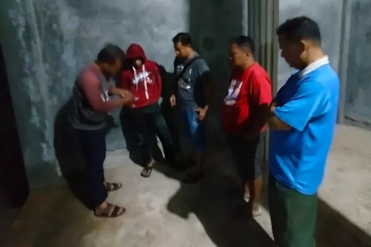 Tersangka saat digeledah petugas Satresnarkoba dengan barang bukti sabu. (edi prayitno/kontributor Kendal)