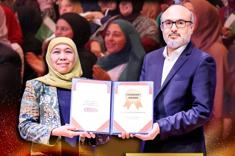 Gubernur Jawa Timur (Jatim) Khofifah Indar Parawansa menerima penganugerahan Honorary Award for Global Peace and Women Empowerment atau Perdamaian Gobal dan Pemberdayaan Perempuan dari Minhaj-Ul-Quran International. (Pemprov Jatim)