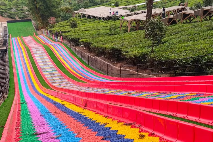 Viral, rainbow slide di Gunung Mas Puncak Bogor, menjadi salah satu tempat wisata yang jaraknya gak jauh dari Depok.