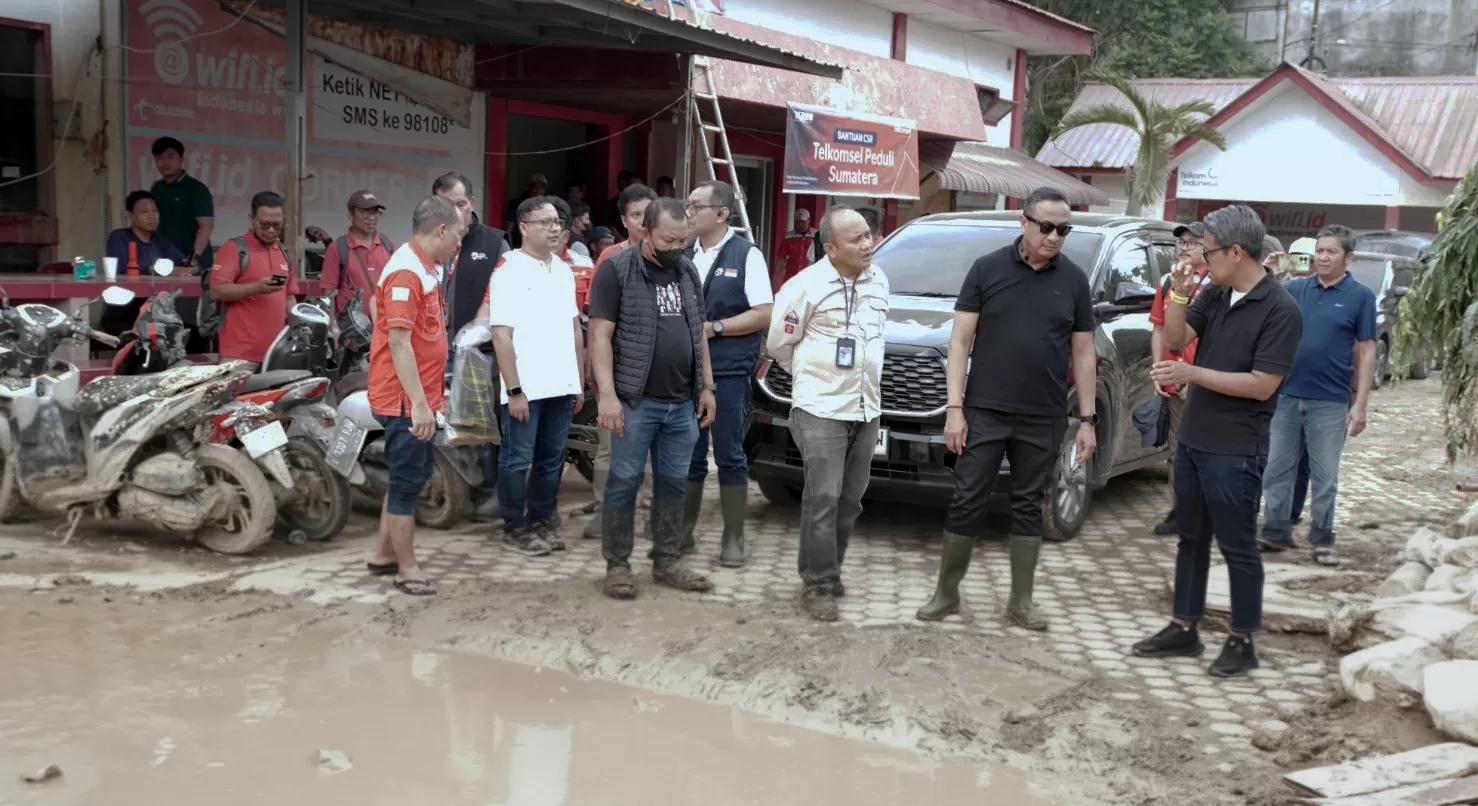 Direktur Network Telkom Nanang Hendarno saat melakukan peninjauan progress recovery layanan jaringan telekomunikasi di Aceh pada Senin (15/12).