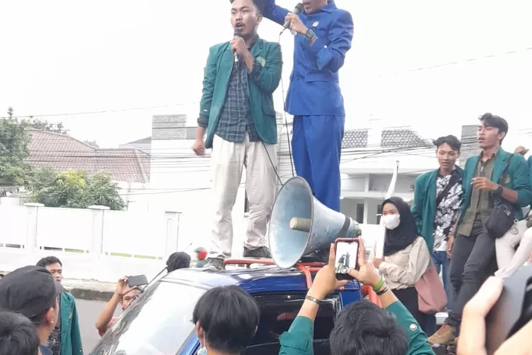 Tuntutan mahasiswa BEM UIKA pun disambut langsung oleh Anggota DPRD KOta Bogor, Syafrudin Bima, Senin (5/9/2022). (Foto/Adi)