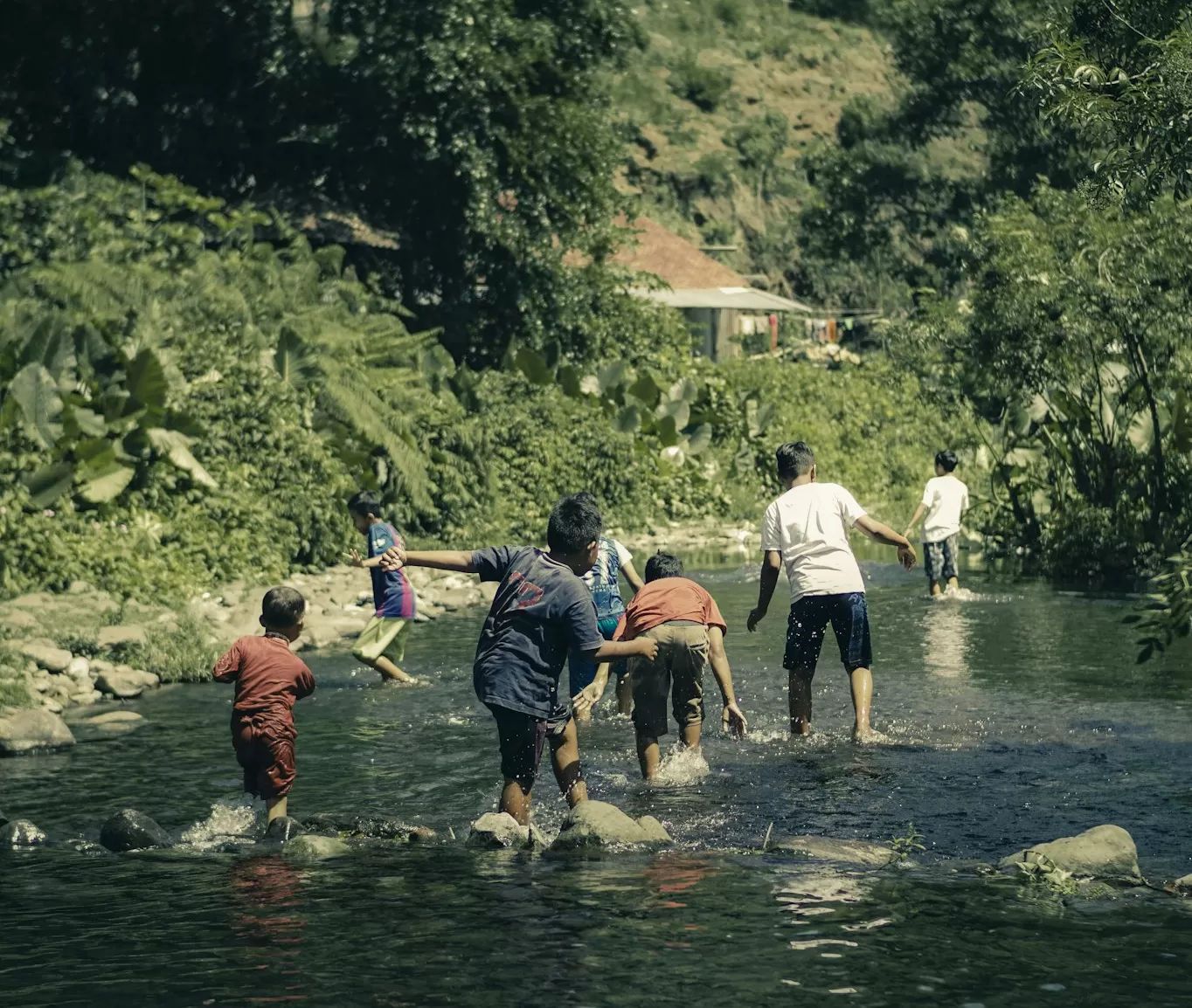 Ilustrasi warga di sungai.