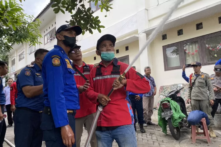 Relawan Damkar Kampung Karanganyar didampingi personel dari Damkarmat Kota Yogya saat mencoba fungsi hidran kering di wilayah setempat. (Humas Pemkot Yogyakarta)