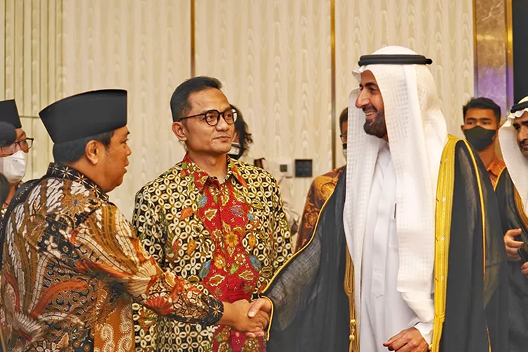 Plt Kepala Badan Pelaksana BPKH Fadlul Imansyah (tengah) saat bertemu Menteri Haji dan Umrah Arab Saudi Tawfiq F Al Rabiah (kanan) di Hotel Raffles Jakarta, Rabu (26/10/2022).  (Dok BPKH)