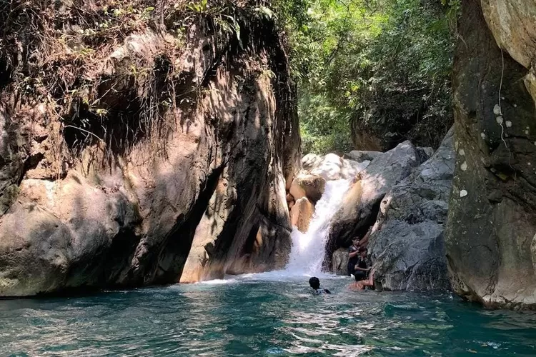 Salah satu curug di Sentul airnya bening. (Google maps/ulvaadhelia)