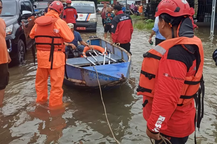 PT Semen Padang menurunkan relawan Tim Reaksi Cepat (TRC)