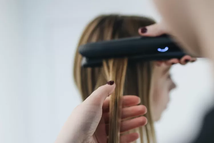 Ilustrasi : proses mengeritingkan rambut  (Pexels @Polina Tankilevitch)