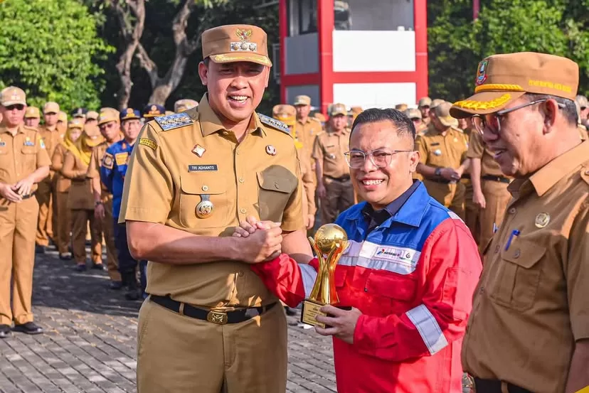 Wali Kota Bekasi Tri Adhianto Tjahyono bersama Direktur PT Migas (Perseroda) Apung Widadi.