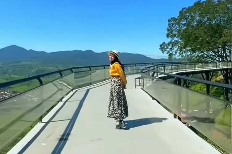 Nimo Higland, jembatan kaca yang jaraknya hanya 4,5 jam dari Depok. (Tangkapan layar Instagram @nimohighland)