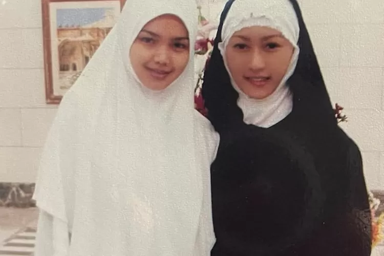 Potret Inul Daratista saat bertemu dengan Siti Nurhaliza di Mekkah. (Tangkapan Layar Instagram @inul.d)