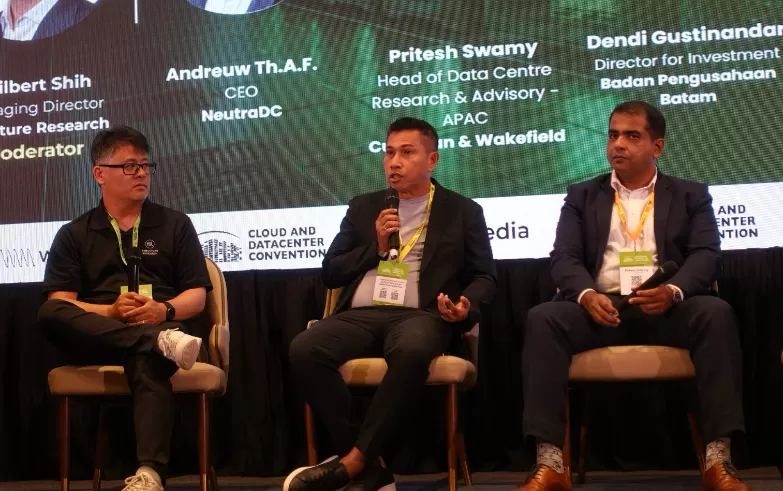 CEO NeutraDC Group Andreuw Th.A.F (kedua dari kiri) saat diskusi panel pada acara SIJORI - Cloud and Datacenter Convention 2025, di Singapura, Kamis (10/7).
