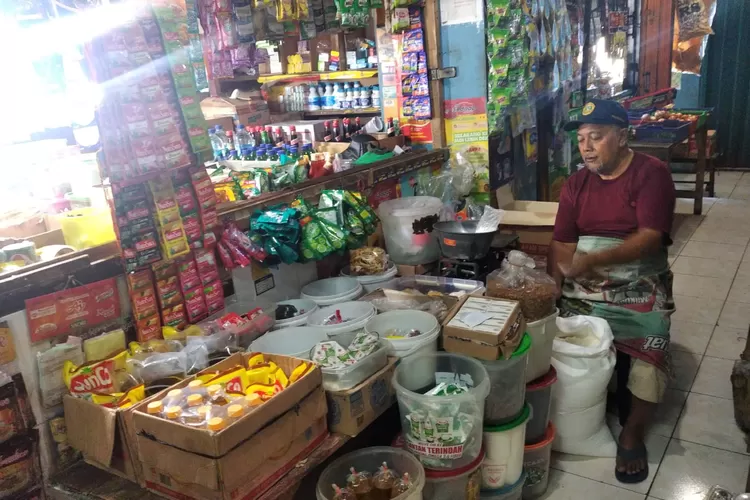 Seorang pedagang saat menata dagangan sembakonya di Pasar Bulu Semarang. Jelang nataru, beberapa harga sembako naik. (Ayosemarang.com/ Audrian Firhannusa)