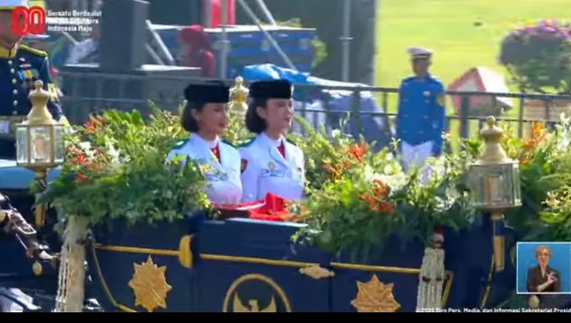 Duplikat Bendera Pusaka dan Teks Proklamasi akan dibawa keliling Monas menuju Istana Merdeka.