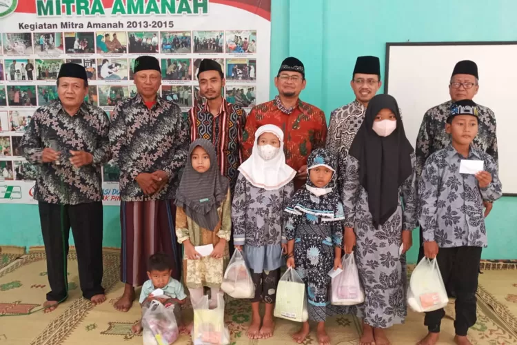 Sebagian anak yatim piatu yang menerima santunan bersama pengurus LKS Mitra Amanah.  (Istimewa)