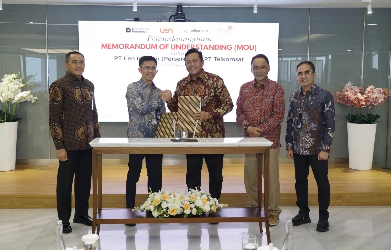 Penandatanganan Nota Kesepahaman (MoU) antara PT Telkom Satelit Indonesia (Telkomsat) dan PT Len Industri (Persero) di Jakarta, pada Selasa (9/9).