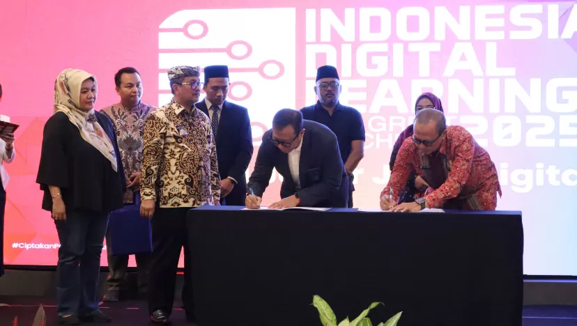 GM Telkom Priangan Timur Nugroho Setio Budi (kiri) dan Perwakilan Kepala Sekolah program Indonesia Digital Learning (kanan) saat acara pelatihan Indonesia Digital Learning.