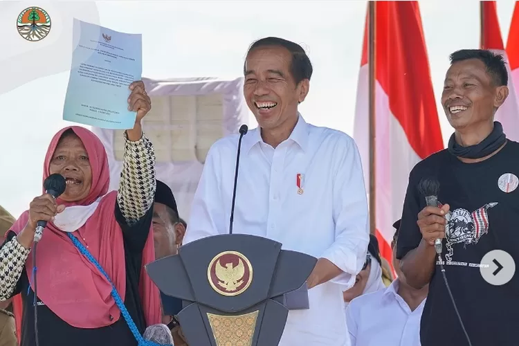 Presiden Jokowi menyerahkan SK Perhutanan Sosial Kepada masyarakat melalui KementerianLHK (Hallo Bogor/ KementerianLHK)