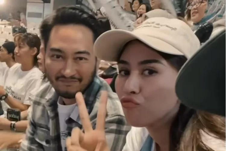 Syahnaz Sadiqah dan Jeje sang suami terlihat nonton tenis bersama, pakar ekspresi lihat keduanya hal biasa pakai topeng (Instagram @arosadi)