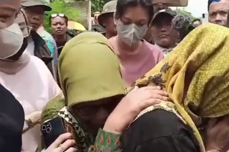 Keluarga korban kasus pembunuhan ibu dan anak di Subang kesurupan jin qorin Tuti dan Amel (Tangkap layar Youtube Tribun Jabar )