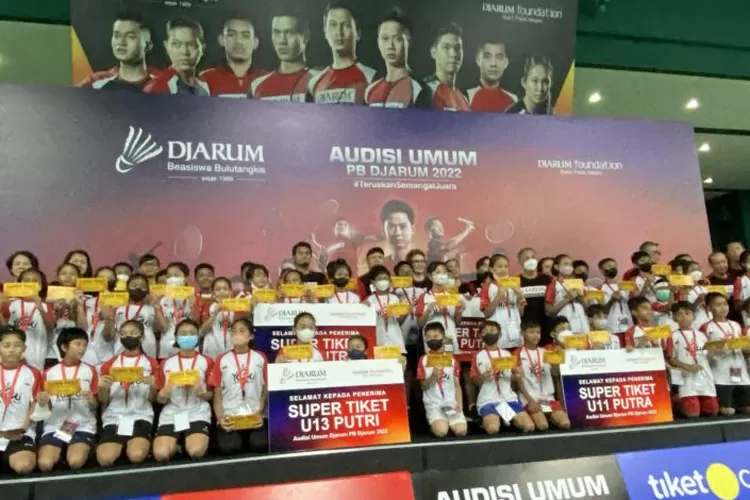 Sebanyak 51 peserta mendapatkan Super Tiket Audisi Umum PB Djarum 2022 setelah melalui serangkaian seleksi di GOR Djarum, Jati, Kudus, Minggu (23/10/2022).  (ANTARA/Shofi Ayudian)