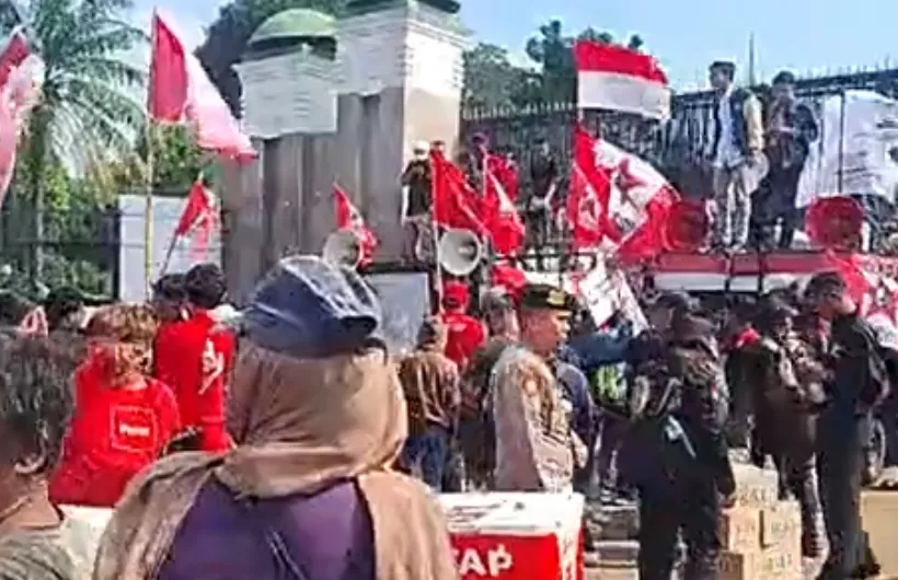 Massa dari Gerakan Mahasiswa Nasional Indonesia (GMNI) menggelar aksi unjuk rasa di depan Gedung DPR RI, Senayan, Jakarta Pusat, Rabu, 3 September 2025. 