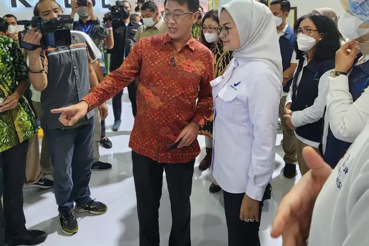 Direktur PT Kalbe Farma Tbk Sie Djohan (tengah kiri) menjelaskan inovasi Kalbe kepada Kepala BPOM RI Penny K. Lukito di booth Kalbe dalam Open House Expo Sistem Pengawasan Life Cycle Produk Obat dan Makanan di Kantor Pusat BPOM, Jakarta.  (Dok. Kalbe)