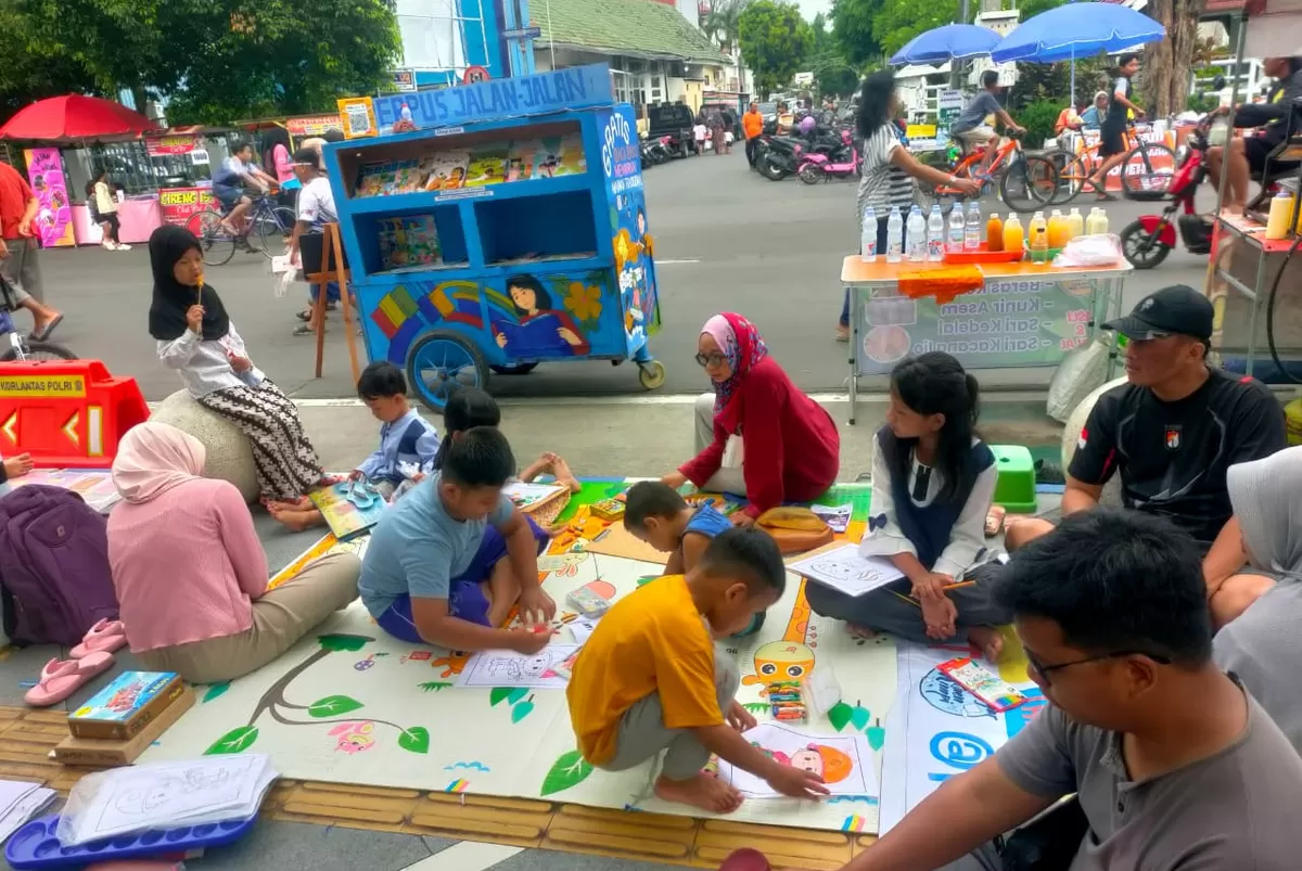 Lapak Samperin Buku Jombang hadir di setiap CFD. (SketsaNusantara.id)