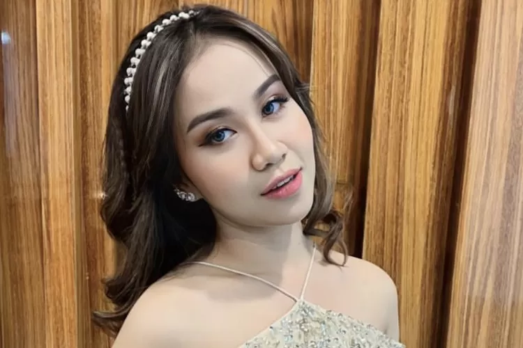 Mayang diharuskan minta maaf pasca tertawakan upacara bendera 17 Agustus atau ia akan dilaporkan polisi (Instagram @mayaang.lucyaana)