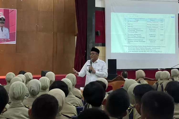Wali Kota Padang Hendri Septa berikan kuliah umum di  Auditorium IPDN Kampus Sumbar.  (Prokopim Pdg)