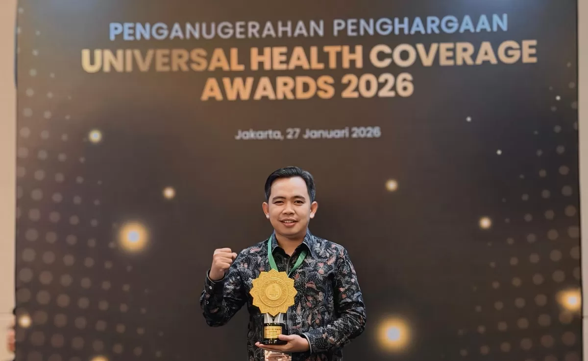 Bupati Jember Muhammad Fawait saat menerima penghargaan. (Dok Pemkab Jember)