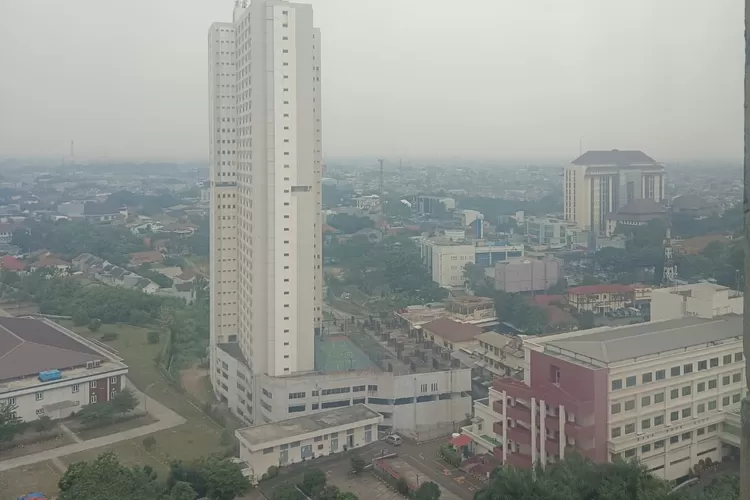 BERKABUT : Suasana pemukiman dan gedung bertingkat yang tertutup oleh kabut polusi di Kota Depok, Sabtu (19/8).  (YUSUF/RADAR DEPOK)