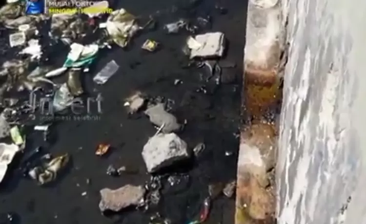 Titik bocor alias rembes dari tanggul laut Jakarta, tampak rembesan dari bagian bawah